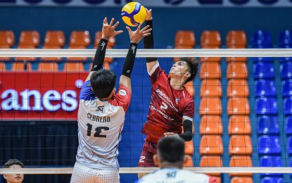 <p><strong>POWER.</strong> Kyle Angelo Villamor (dark jersey) of D'Navigators Iloilo tries to score against Wilbert Cebrero of Martelli Meats in the Spikers’ Turf Invitational Conference at FilOil EcoOil Centre in San Juan on Sunday (Dec. 1, 2024). D'Navigators Iloilo won, 25-17, 25-14, 25-20, for an overall 2-7 record. <em>(PVL photo)</em></p>