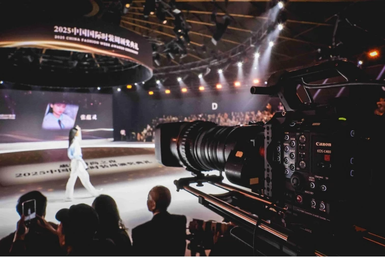 20250924_1758699215442791.jpg 【案例稿】高质感与高效率并行:佳直播PRO助力中国国际时装周闭幕大秀圆满收官2529 拷贝.jpg