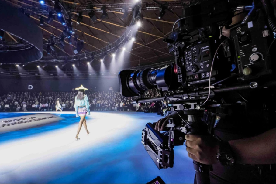 20250924_1758699252232653.jpg 【案例稿】高质感与高效率并行:佳直播PRO助力中国国际时装周闭幕大秀圆满收官3528 拷贝.jpg