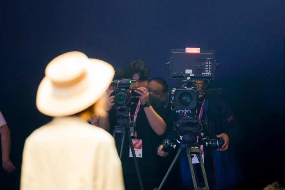 20250508_1746686075891102.jpg 【案例稿】电影机讯道化直播的新应用,“佳直播PRO”电影机讯道化直播解决方案打造秀场视听新风尚2080 拷贝.jpg