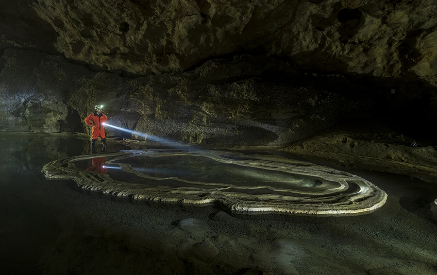 世界最长的洞穴莲花盆（广西乐业罗妹莲花洞里的莲花盆王、直径9.2米） 李晋摄影.jpg