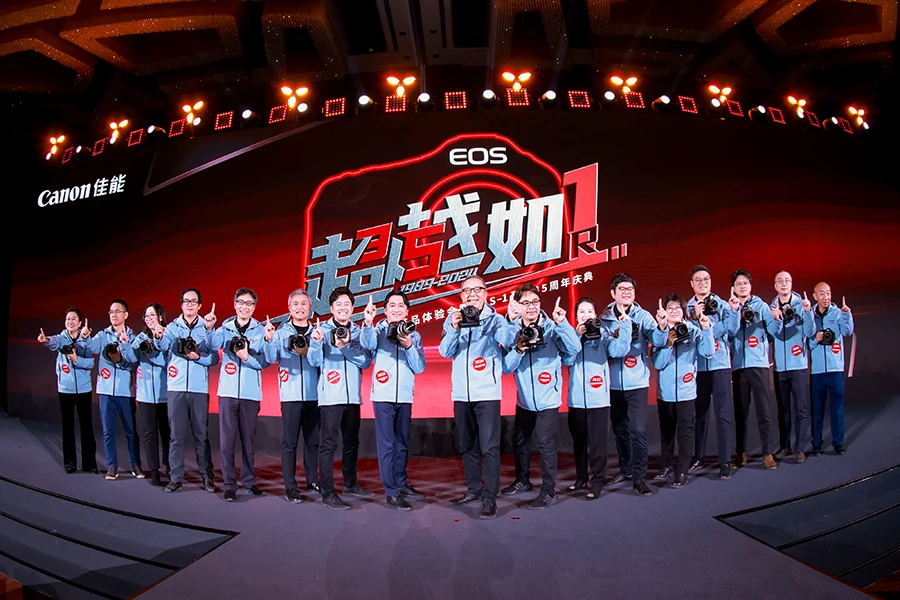 20241220_1734662328364345.jpg 1-小泽秀树携佳能团队成员与到场嘉宾共庆EOS 1系列35周年.jpg