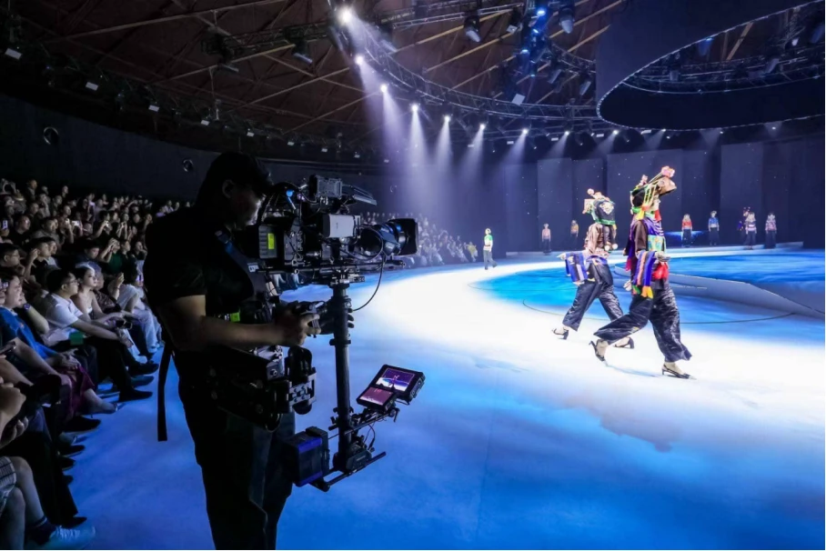 20250924_1758699196992994.jpg 【案例稿】高质感与高效率并行:佳直播PRO助力中国国际时装周闭幕大秀圆满收官2092 拷贝.jpg