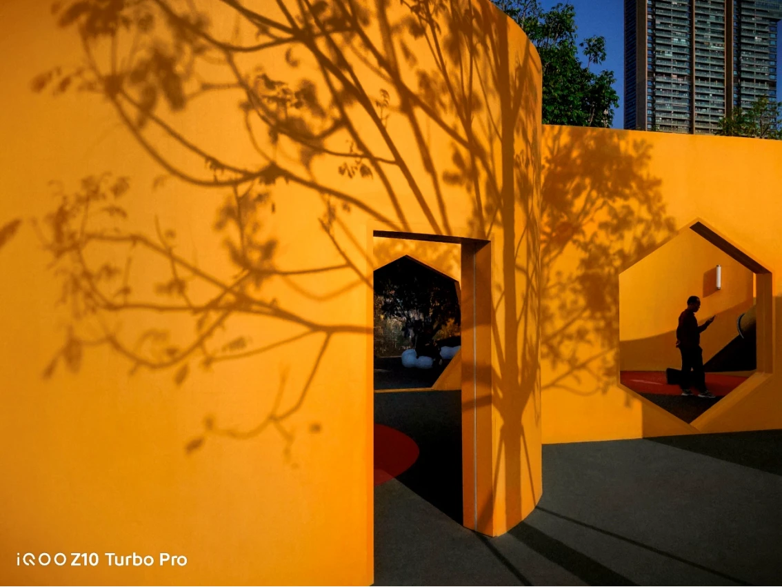 【iQOO新闻】无双芯不Turbo， “越级先锋”iQOO Z10 Turbo系列亮相2402 拷贝.jpg