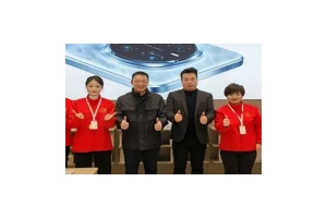 荣耀新任CEO李健现身西安门店：给员工送新年慰问礼品