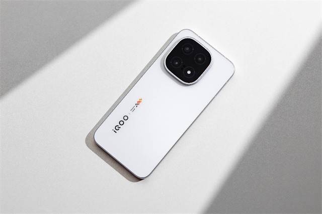 它凭什么能喊出跨代领先口号？iQOO 15深度评测