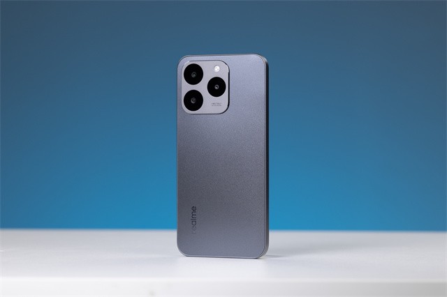 千元级小直屏更果味 真我15T小屏设计更潮流