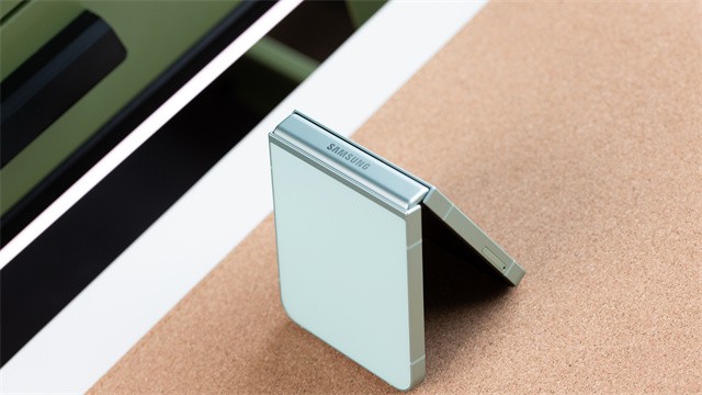 三星Galaxy Z Flip6体验：依然精致的外观设计 终于有了双卡