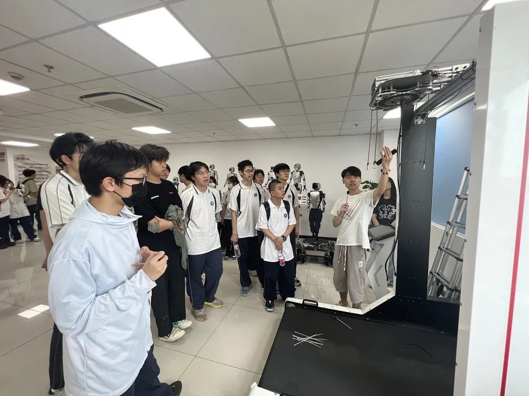 杨浦这群青少年走进科创园区，与机器人面对面