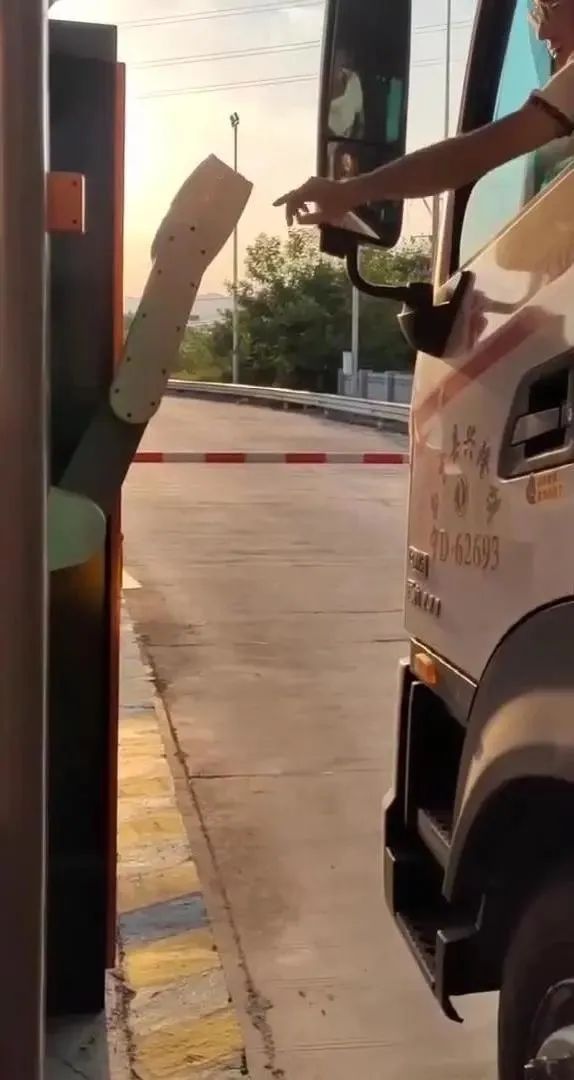 四川省首套高速公路入口AI智能机械臂发卡机器人上岗