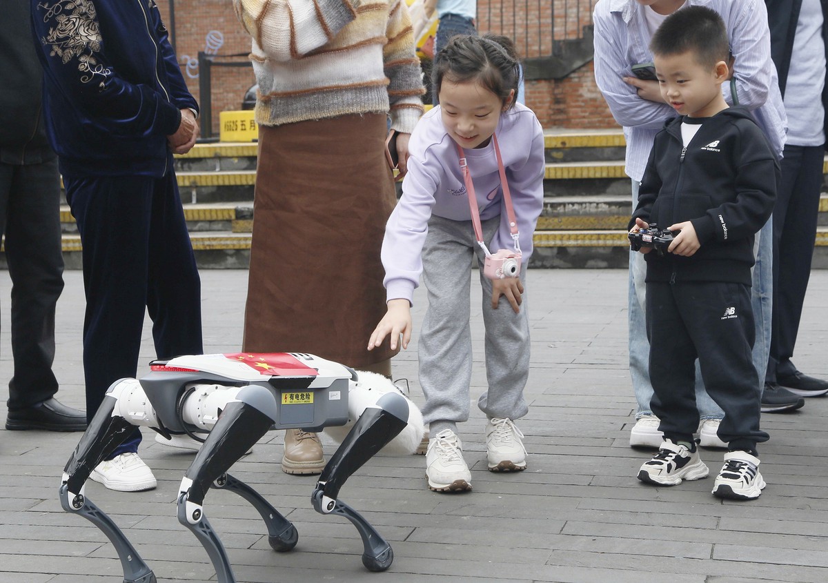 “成都造”机器人走进东郊记忆，在老工业遗址感受工业科技新力量