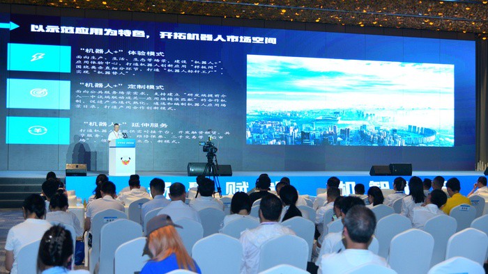 “三年行动计划”及两款新品齐亮相，成都打造机器人产业示范高地