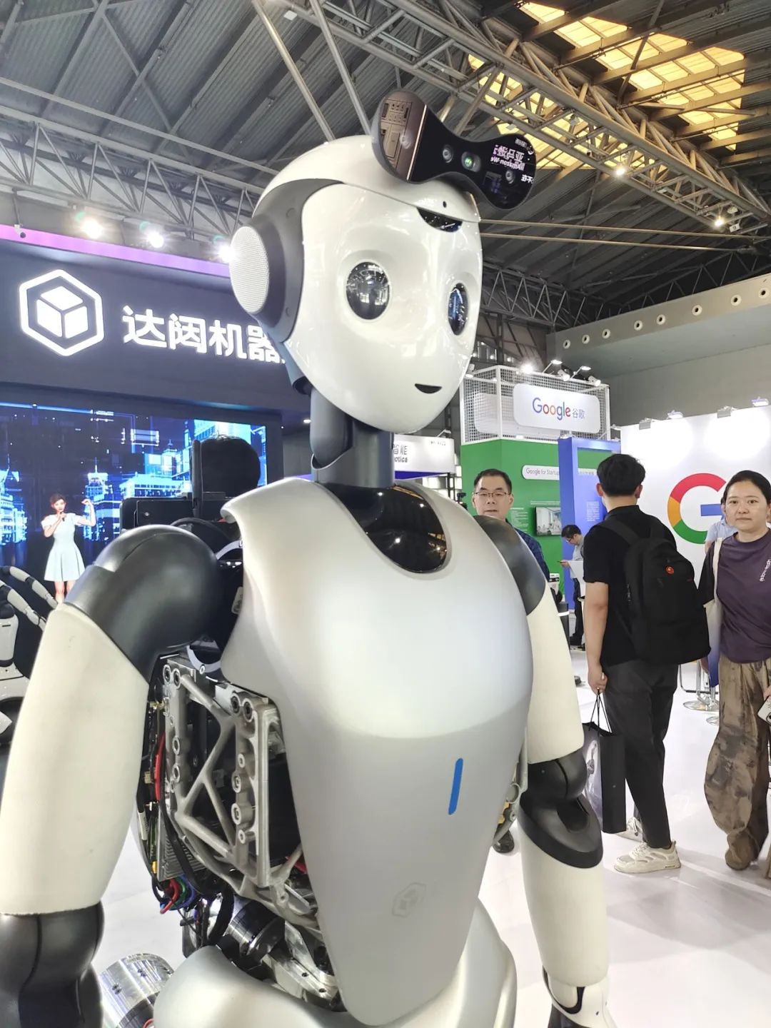 “十八金刚”人形机器人集体出道，你想带谁回家？