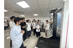 杨浦这群青少年走进科创园区，与机器人面对面