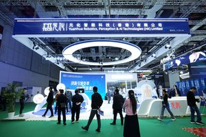 锟铻®手术机器人登场进博会，元化智能展出多项前沿技术应用