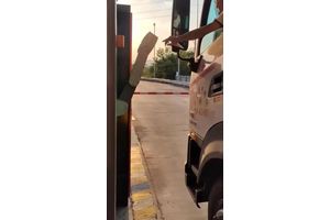 四川省首套高速公路入口AI智能机械臂发卡机器人上岗