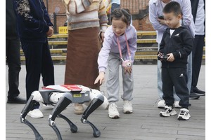 “成都造”机器人走进东郊记忆，在老工业遗址感受工业科技新力量