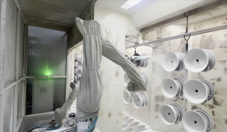 发展新质生产力,大族协作型喷涂机器人高效上岗