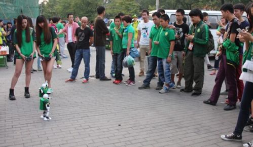 性感美女造人形智能机器人，国安球迷为拉人气出奇招