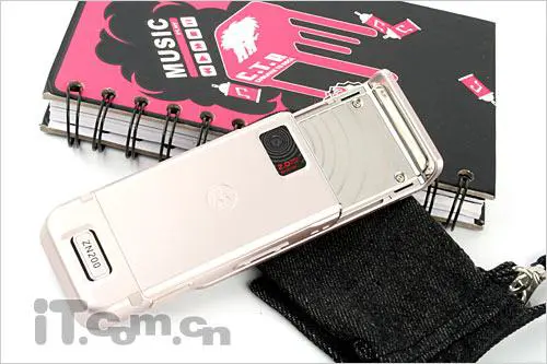 全新时尚外型摩托滑盖娱乐机ZN200评测(2)