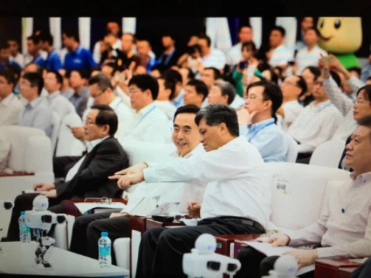 优必选智能机器人亮相双创周 展现科技创新风范