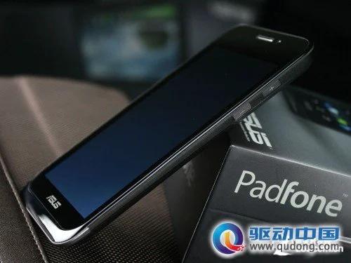 图：华硕PadFone手机侧面