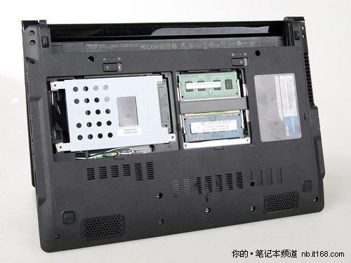 外观 金属拉丝、钢琴漆与冲压效果混搭