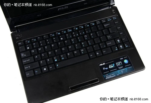 外观 金属拉丝、钢琴漆与冲压效果混搭