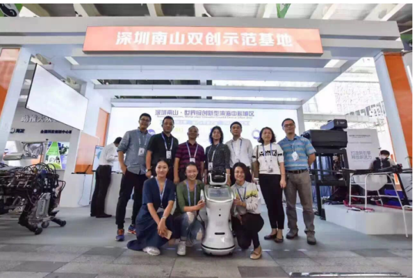 三宝平台机器人点亮2016全国双创周深圳主会场