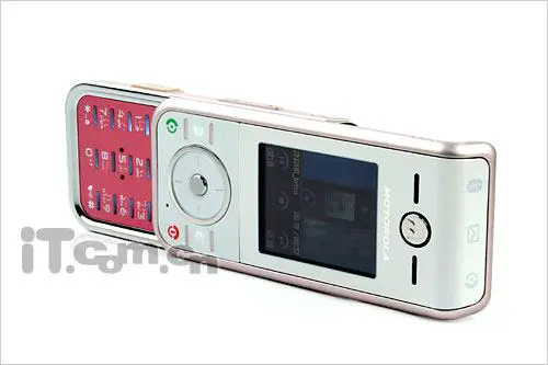 全新时尚外型摩托滑盖娱乐机ZN200评测(2)