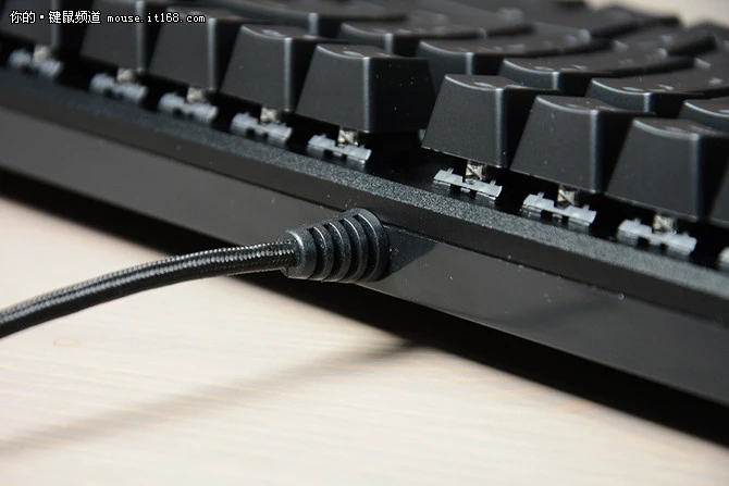 细节：金属材质 彰显质感