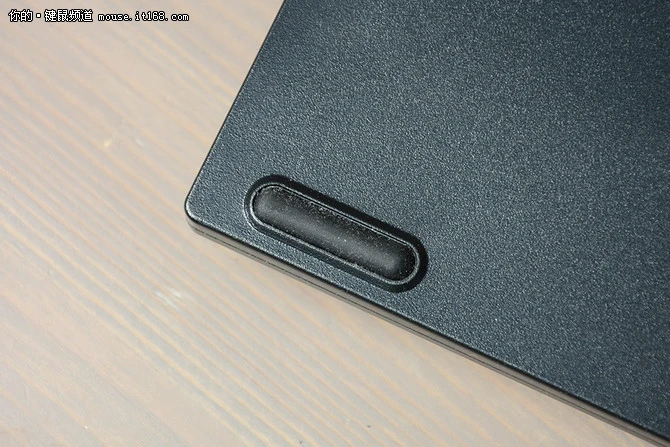 细节：金属材质 彰显质感