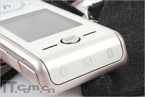 全新时尚外型摩托滑盖娱乐机ZN200评测(2)