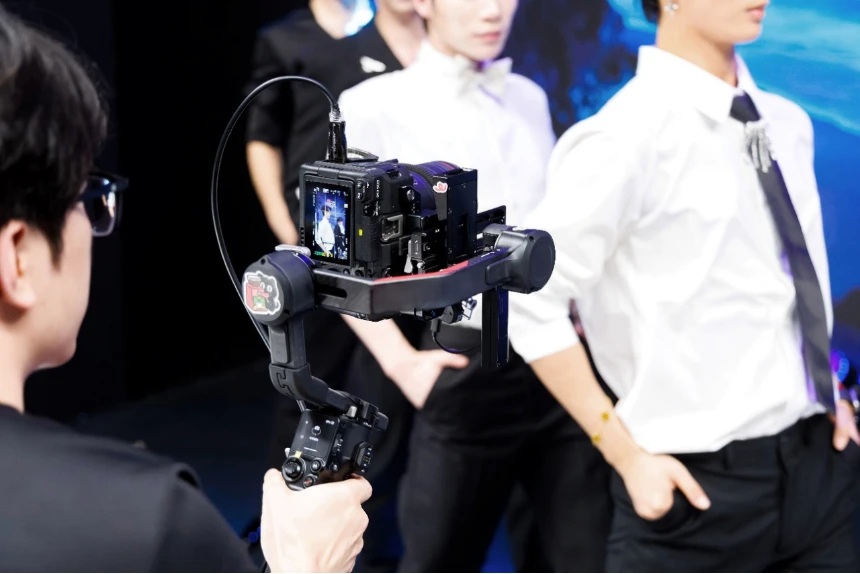 20251121_1763693576303891.jpg 【案例稿】佳能EOS C50 团播首秀惊艳无忧之夜,明星感直播助推流量破百亿1835 拷贝.jpg