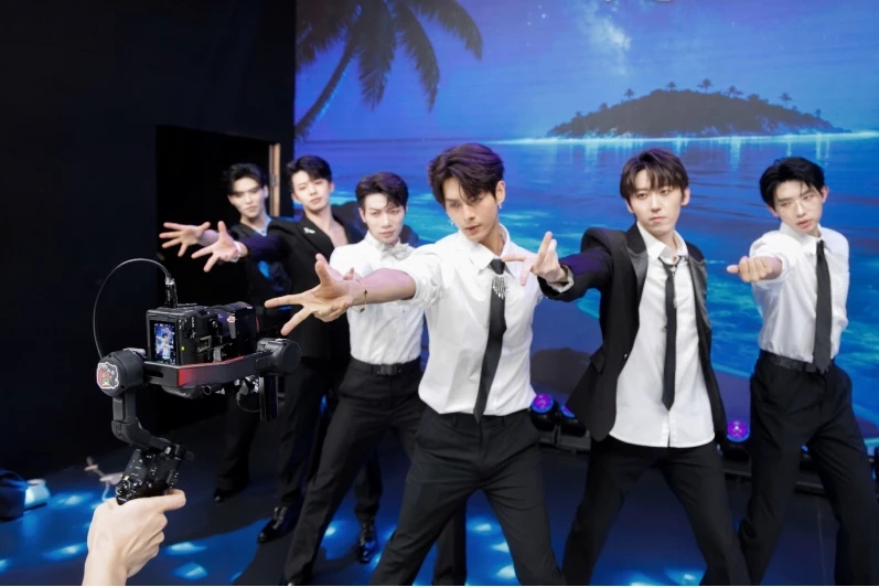 20251121_1763693500996611.jpg 【案例稿】佳能EOS C50 团播首秀惊艳无忧之夜,明星感直播助推流量破百亿1041 拷贝.jpg