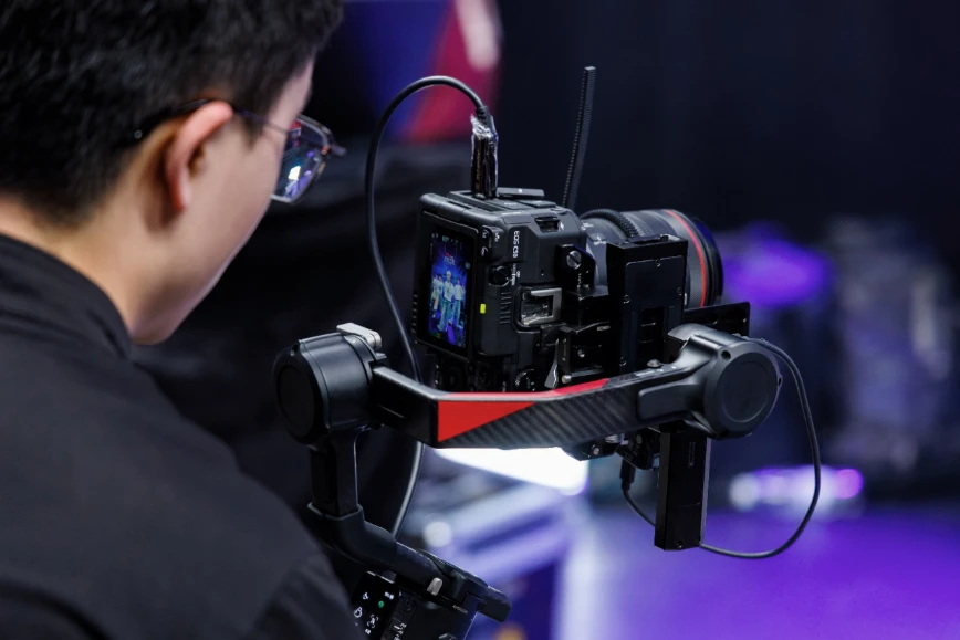 20251121_1763693584538820.jpg 【案例稿】佳能EOS C50 团播首秀惊艳无忧之夜,明星感直播助推流量破百亿2199 拷贝.jpg