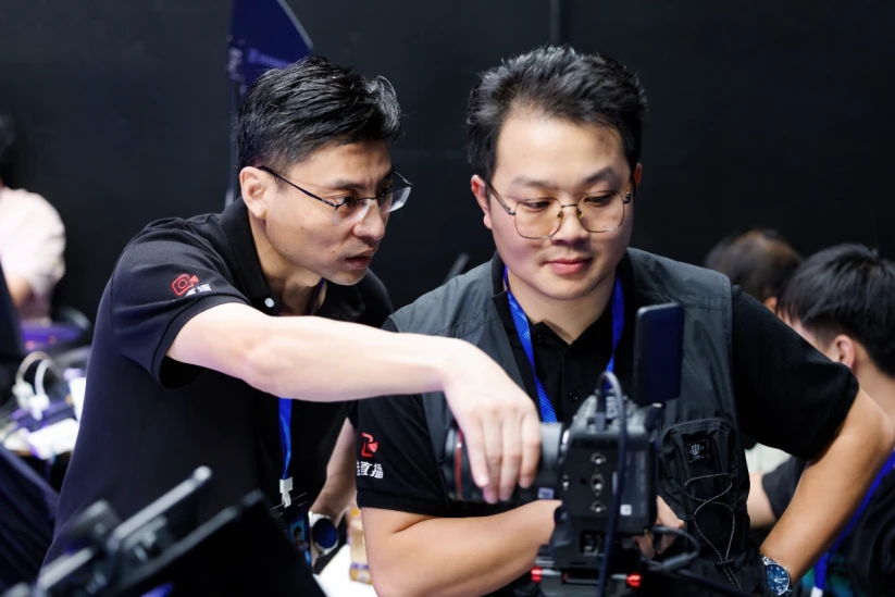 20251121_1763693568217680.jpg 【案例稿】佳能EOS C50 团播首秀惊艳无忧之夜,明星感直播助推流量破百亿1669 拷贝.jpg