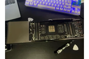 有人从垃圾中发现RTX4090Ti原型：巨大的四插槽设计