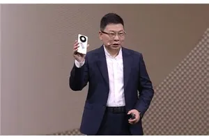 华为Mate 80首发亮相！余承东手持真机：8字双环独一无二