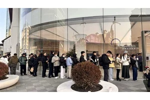 华为Mate80首销火爆！线上秒罄 线下门店再现排队盛况