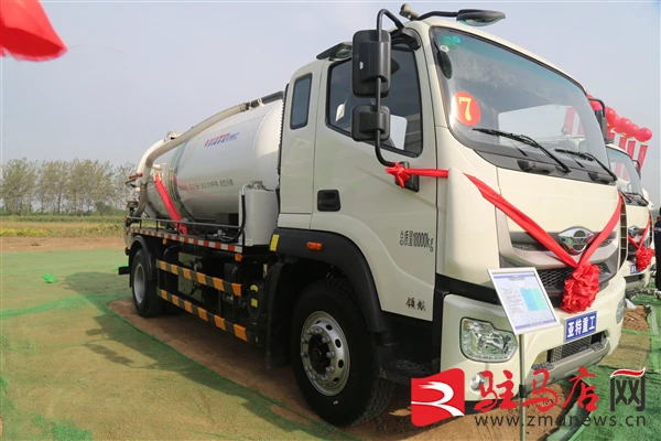 领航ES7吸污车