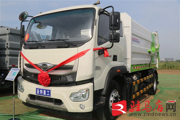 领航ES7压缩式对接垃圾车