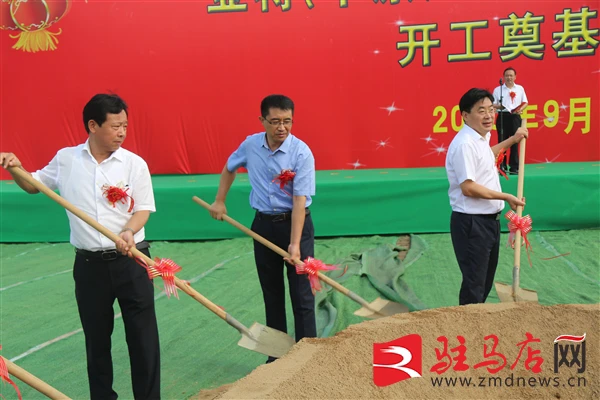 福田汽车集团时代事业部营销副总裁郑夕亮(中)参加奠基仪式