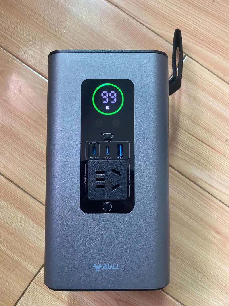 充电宝一边充电一边给手机充电