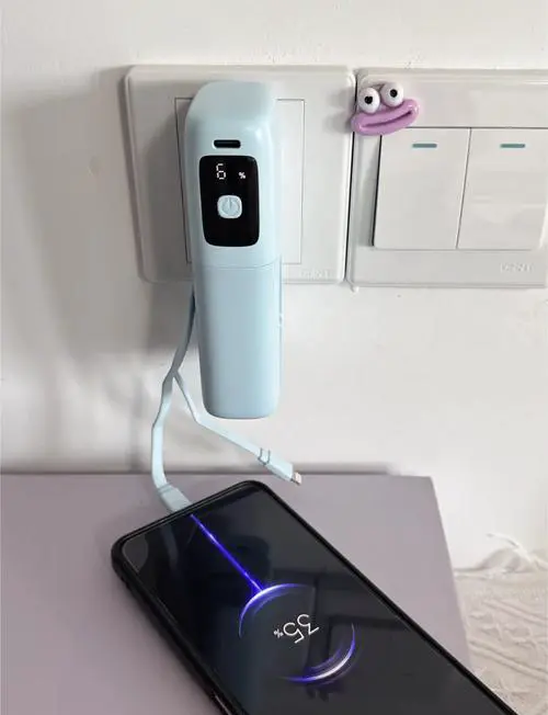 充电宝一边充电一边给手机充电